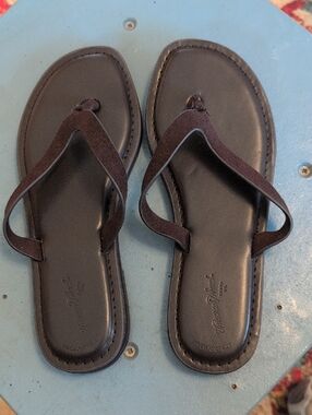 Universal Thread Brown Leather Flip Flops Size 6